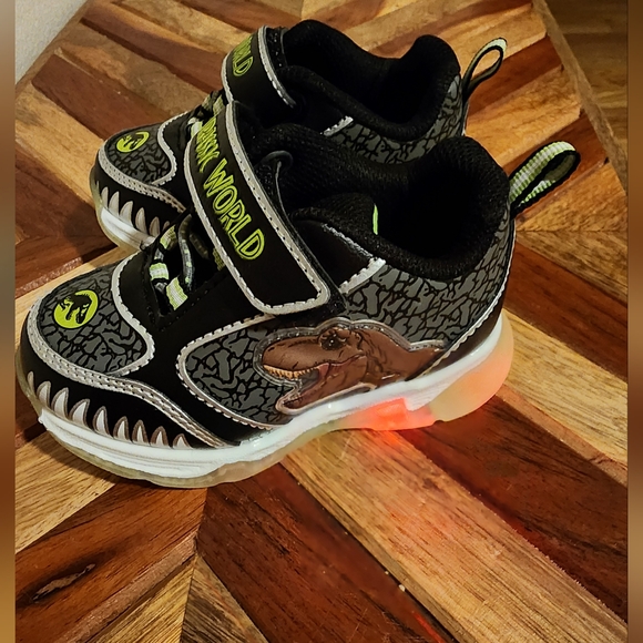 🍁2 for $15🍁NWOT Jurassic World Toddler Light Up Sneakers sz6 - Picture 2 of 6